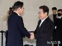 握手する李在明・共に民主党代表と李在鎔サムスン電子会長