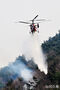 韓国で大規模な山火事：消火活動のため水をくみ上げるヘリコプター　／慶尚南道