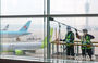 仁川空港でターミナルのガラス壁を清掃