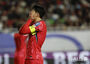 サッカー：引き分けて顔を覆う韓国代表ソン・フンミン＝W杯アジア最終予選