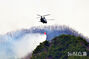 山火事の消火作業に当たる軍用ヘリ