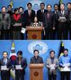 ▲30日午後、ソウル汝矣島の国会疎通館で韓国与党・国民の力の当選1回の議員らが連鎖弾劾反対の声明を発表する記者会見を開いた（写真上）。また野党・共に民主党の当選1回の議員ら（下）は「共に民主党の当選1回の議員グループを内乱煽動罪で告発する」と発言した国民の力の権性東（クォン・ソンドン）院内代表を非難する会見を開いた（写真下）。／news1