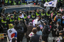韓国警察がデモ隊締め出し　憲法裁判所の半径100m以内から　／ソウル