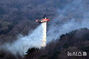 山火事現場でヘリコプターが鎮圧活動　／慶尚南道