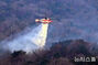 山火事現場でヘリコプターが鎮圧活動　／慶尚南道
