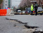 亀裂が入り通行規制された道路　／ソウル
