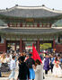 守門将交代式を見る外国人観光客たち　／ソウル