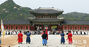 守門将交代式を見る外国人観光客たち　／ソウル