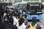 市内バス　労使交渉決裂…混雑する停留場　／ソウル