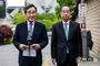 昼食会合を終えた韓悳洙前首相・李洛淵元首相