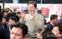 市民に囲まれた李在明・大統領選候補