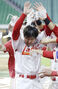 野球：SSG崔廷、500本塁打達成で「手荒い祝福」　／仁川