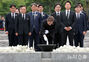 盧武鉉・元大統領の墓参りをする李在明候補