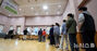 第21代韓国大統領選挙の期日前投票初日　行列する有権者たち　／ソウル