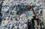ぎっしりと積み上げられたプラスチック廃棄物