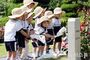 顕忠日を前に国連記念公園を訪れた児童