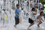 最高気温32℃　光化門の噴水で暑さをしのぐ子どもたち　／ソウル