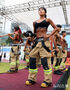 彫刻のようなボディを披露する消防隊員たち