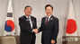 握手する韓日首脳　／カナダ
