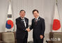 握手する韓日首脳　／カナダ