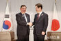握手する韓日首脳　／カナダ