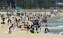 海開きして初めての週末迎えた海雲台海水浴場　／釜山