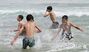 海開きして初めての週末迎えた海雲台海水浴場　／釜山