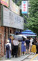 蒸し暑さの中、冷コングクス店前には入店待ちの行列