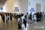 50万人突破…国立現代美術館ロン・ミュエック展の熱気