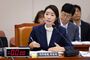 ▲14日、ソウル・汝矣島の国会で行われた人事聴聞会に出席し、議員の質疑に答える女性家族部（省に相当）の姜仙祐（カン・ソンウ）長官候補者。写真＝news 1