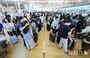 夏休みシーズンを迎えて混雑する空港