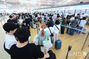 夏休みシーズンを迎えて混雑する空港