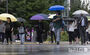 雨の中を出勤する人々　／ソウル