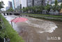 豪雨で立入禁止となった清渓川の遊歩道　／ソウル