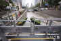 豪雨で立入禁止となった清渓川の遊歩道　／ソウル