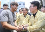 水害被災者に声をかける金民錫首相　／光州