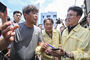 水害被災者に声をかける金民錫首相　／光州