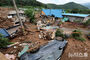 豪雨で土砂崩れ発生…壊れた車と住宅　／京畿道