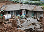 豪雨で土砂崩れ発生…壊れた車と住宅　／京畿道