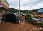 豪雨で土砂崩れ発生…壊れた車と住宅　／京畿道