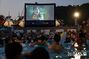 プールの中で映画を楽しむ人々　／ソウル