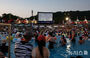 プールの中で映画を楽しむ人々　／ソウル