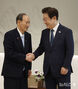 握手をする李在明大統領と菅義偉・元首相