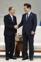握手をする李在明大統領と菅義偉・元首相
