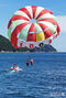 夏の海の上を飛ぶパラセーリング