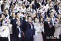 光復節の歌を斉唱しつつ太極旗を振る李在明大統領