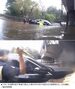 冠水した地下道で母子が乗った車が水没…警察官が窓ガラスを割って救出　／ソウル