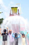 巨大バケツで水浴び…猛暑を吹き飛ばせ　／釜山
