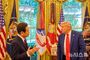 トランプ大統領と記念撮影をする李在明大統領
