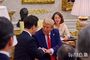 トランプ大統領と記念撮影をする李在明大統領